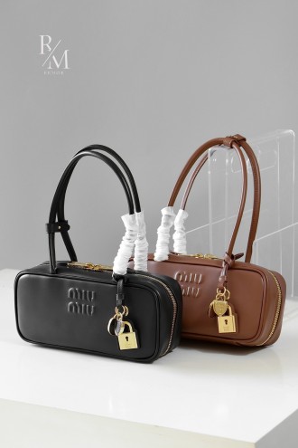 미우미우 보 가죽 탑 핸들 백