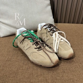 뉴발란스 X 미우미우 스웨이드 및 메쉬 스니커즈