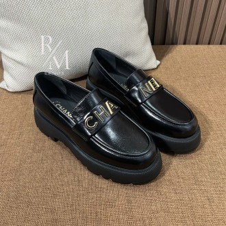 샤넬 로고 카프스킨 로퍼