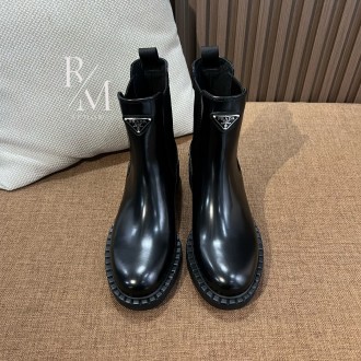 프라다 브러쉬드 가공 송아지 가죽 첼시 부츠