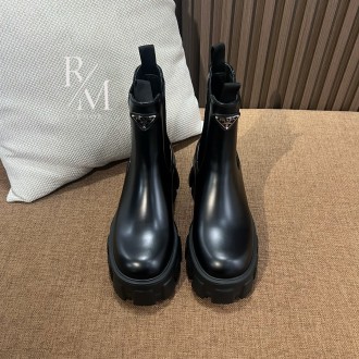 프라다 브러쉬드 가공 송아지 가죽 첼시 부츠