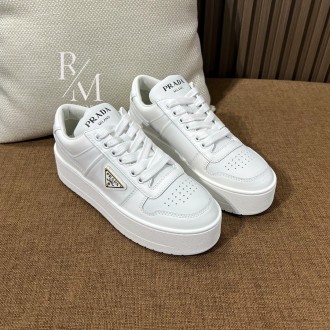 프라다 다운타운 볼드 가죽 스니커즈