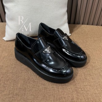 프라다 브러쉬드 가죽 로퍼