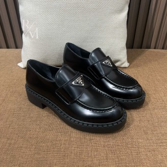 프라다 초콜릿 브러시드 가죽 로퍼