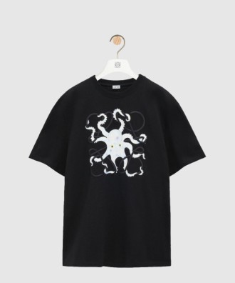 코튼 소재의 여유로운 핏 티셔츠