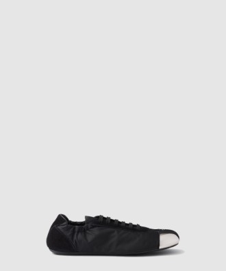 메탈 토캡이 달린 나일론과 스웨이드 소재의 콜랩스 스니커즈 1E990N